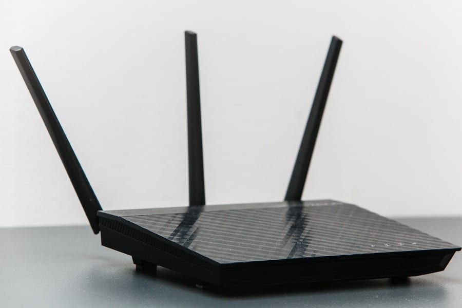 What Is The Difference Between A Router And A Modem The Plug Hellotech