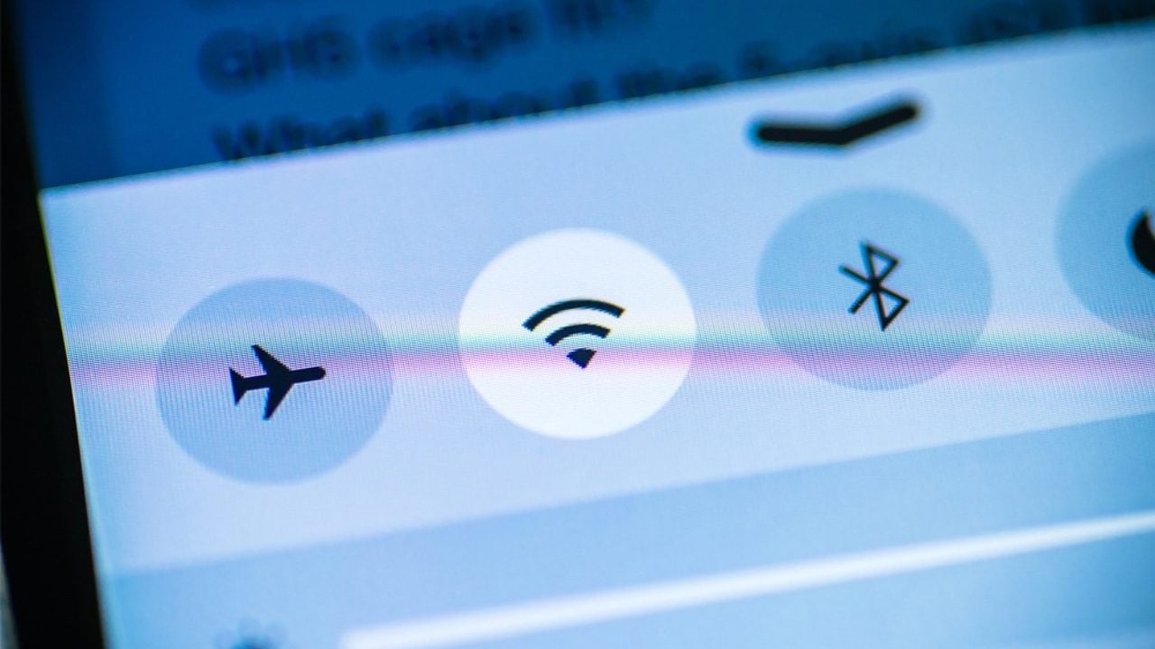 What is Airplane Mode and When Should You Use It? - The Plug - HelloTech