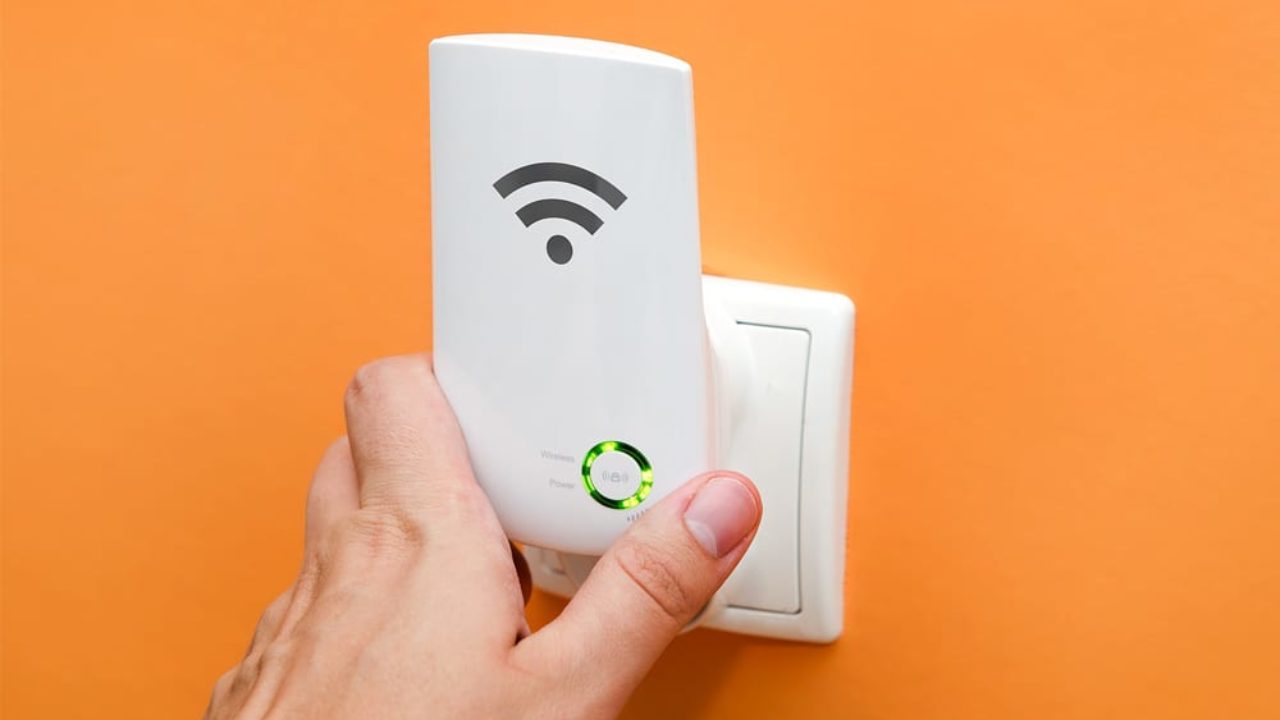 What the Difference a WiFi Extender and a WiFi - The Plug - HelloTech