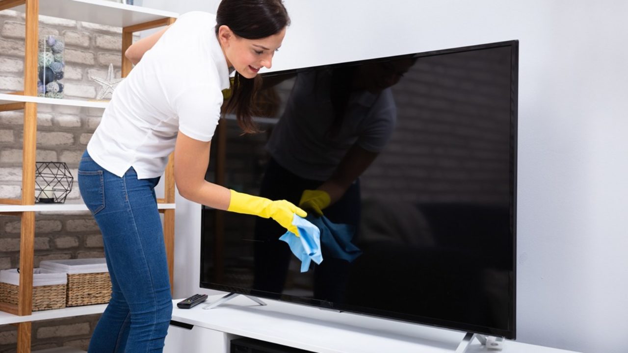 How to Properly Clean a TV Screen - The Plug - HelloTech