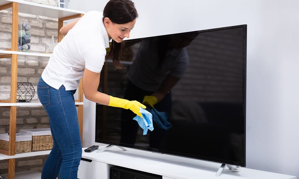Carry have confidence handkerchief How to Properly Clean a TV Screen - The Plug - HelloTech