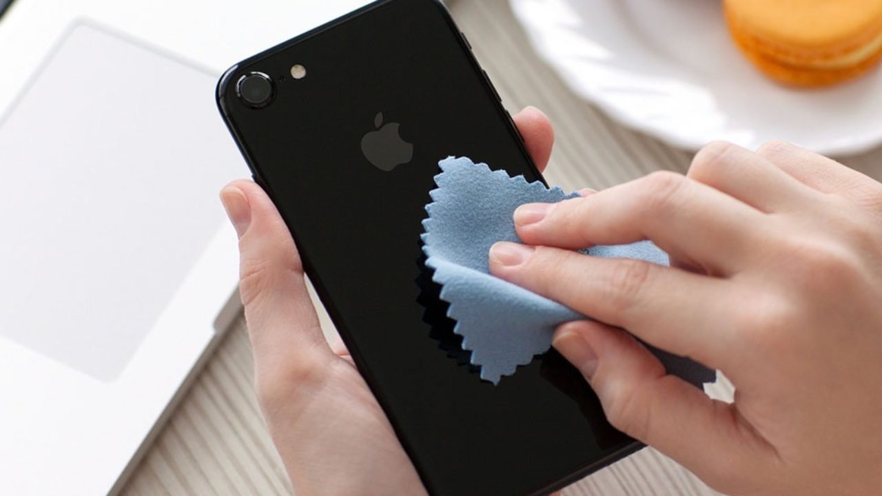 How to Clean and Sanitize Your Phone Screen Properly - The Plug - HelloTech
