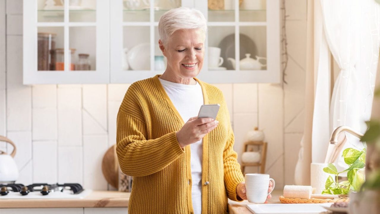 The Best Cell Phone Plans for Seniors - The Plug - HelloTech