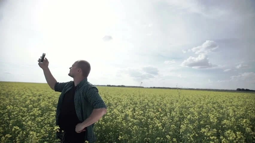 Does Raising Your Phone Improve Cell Reception? Plus 5 Better Ways to Improve Network Signal