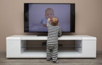 Should You Mount Your TV? The Pros and Cons - The Plug - HelloTech
